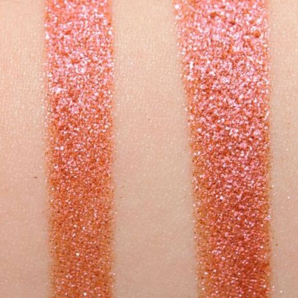 MAC Dazzleshadow Extreme Eyeshadow in let's roll (Multichrome Peach/red Sparkle) - Picture 8 of 15
